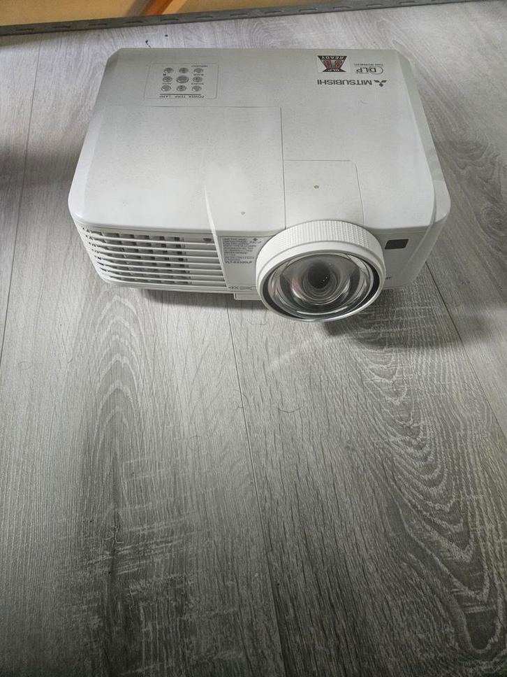 Mitsubishi Beamer met scherm en statief, Audio, Tv en Foto, Beamers, Gebruikt, DLP, Overige resoluties, Ophalen of Verzenden