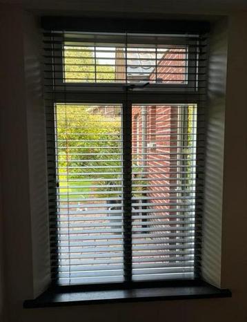 2x zwart houten jaloezieën beschikbaar voor biedingen