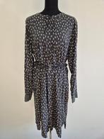 J01AN - Grijze Sandwich jurk maat 44 (1), Kleding | Dames, Jurken, Maat 42/44 (L), Ophalen of Verzenden, Zo goed als nieuw, Knielengte