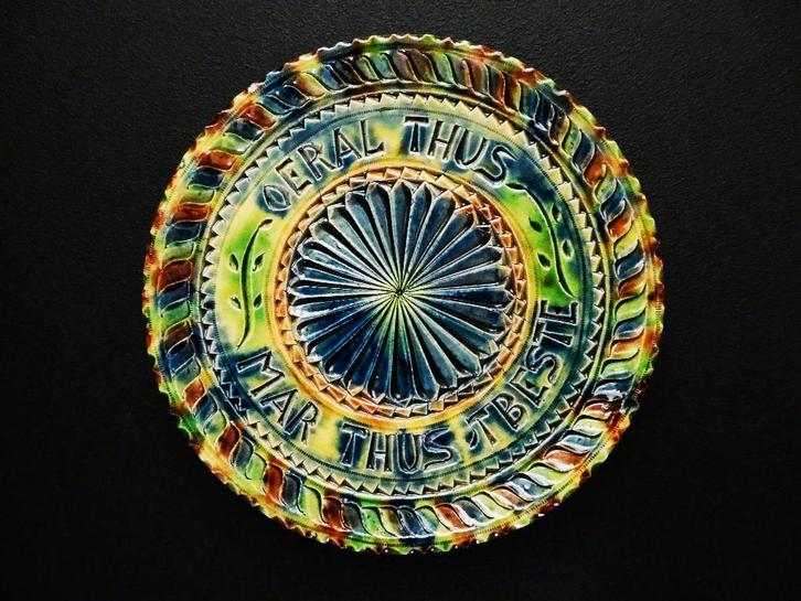 Fries kerfsnee aardewerk spreukbord Oeral thus mar thus, Antiek en Kunst, Curiosa en Brocante, Ophalen of Verzenden