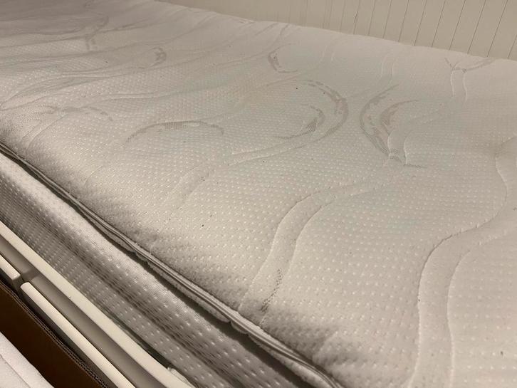 GRATIS - Gebruikt matras met topper - kuilvorming, Huis en Inrichting, Slaapkamer | Matrassen en Bedbodems, Gebruikt, Matras, 80 cm