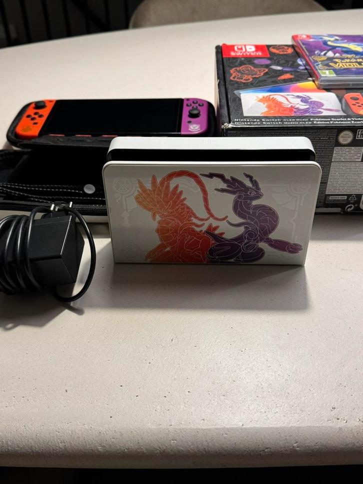 Nintendo switch oled pokemon scarlet & violet, Spelcomputers en Games, Spelcomputers | Nintendo NES, Gebruikt, Met 2 controllers