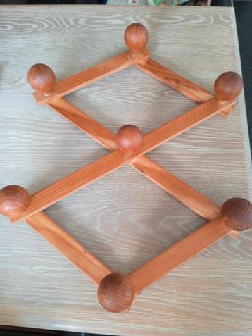 vintage uitschuifbare houten kapstok beschikbaar voor biedingen