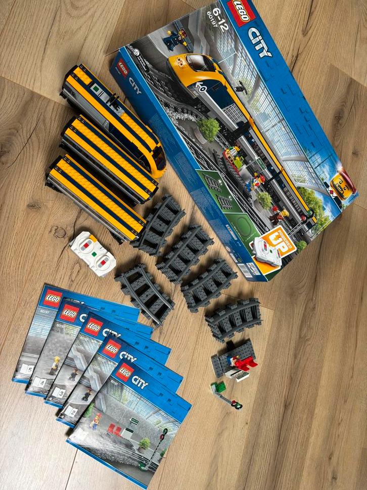 49-  Lego City Trein 60197 - Passagierstrein, Kinderen en Baby's, Speelgoed | Duplo en Lego, Zo goed als nieuw, Lego, Complete set