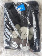 Kaws x Uniqlo sweater M, Kleding | Heren, T-shirts, Uniqlo, Maat 48/50 (M), Zwart, Nieuw