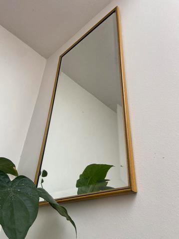 Mooie houten oker vintage spiegel beschikbaar voor biedingen