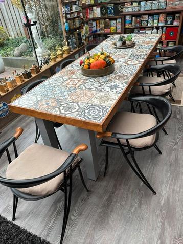 Te koop tafel 230 cm lang bij 65 br beschikbaar voor biedingen