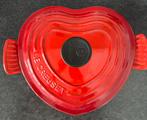 Le Creuset hartjespan NP €169 in kersenrood, Huis en Inrichting, Keuken | Potten en Pannen, Verzenden, Zo goed als nieuw, Gietijzer