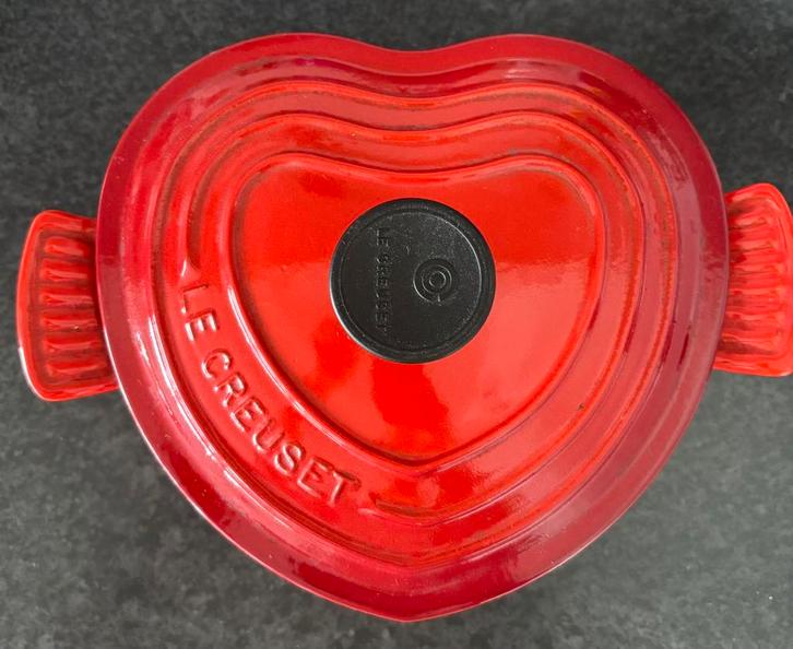 Le Creuset hartjespan NP €169 in kersenrood, Huis en Inrichting, Keuken | Potten en Pannen, Zo goed als nieuw, Koekenpan of Braadpan