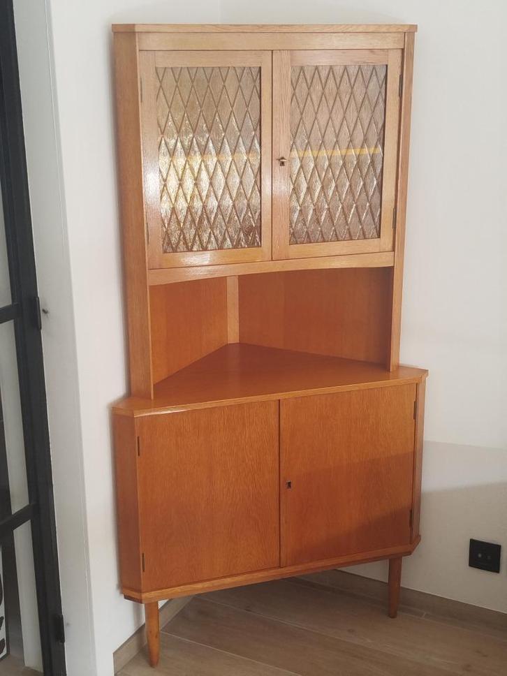 Mooie Vintage Deense hoekkast-lichte eikfineer met geel glas, Huis en Inrichting, Kasten | Vitrinekasten, Zo goed als nieuw, 150 tot 200 cm