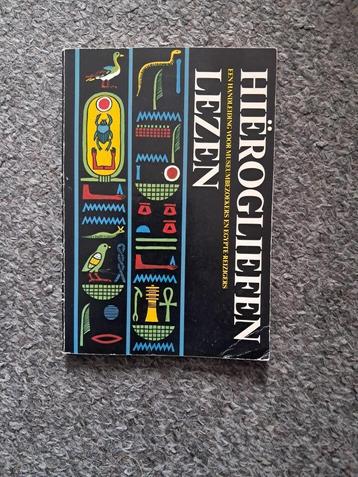 Hiërogliefen lezen beschikbaar voor biedingen