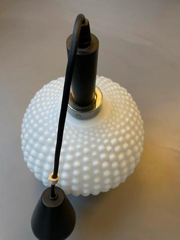 Vintage opaline glazen hanglamp beschikbaar voor biedingen