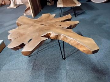 Unieke teak hout salontafel, gaten gevuld met epoxy zwart. beschikbaar voor biedingen