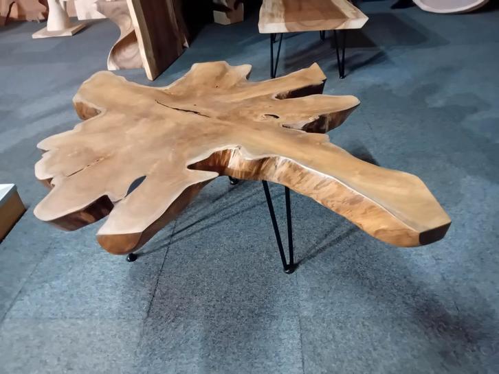 Unieke teak hout salontafel, gaten gevuld met epoxy zwart., Huis en Inrichting, Tafels | Salontafels, Nieuw, Minder dan 50 cm
