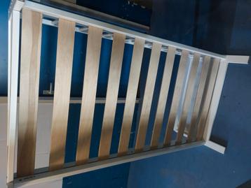 Kinderbedje met schoon en netjes matras  beschikbaar voor biedingen