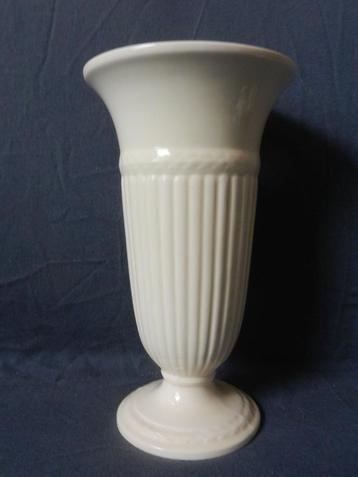 Wedgwood Edme hoge licht spreidende vaas 22,4 cm Nieuwstaat1 beschikbaar voor biedingen