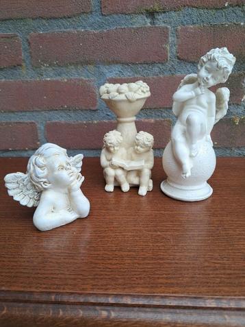 Crème/wit kleur engelen en kandelaar. beschikbaar voor biedingen