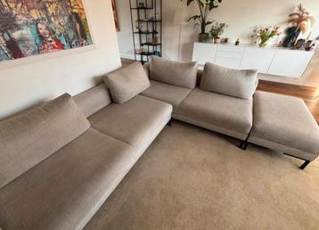  Design on stock Hoekbank AIKON 3 X 2 M en HOCKER beschikbaar voor biedingen