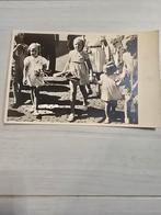 Oude Foto: Prinsesjes op Tuinfeest Soestdijk 1945, Ophalen of Verzenden, 1940 tot 1960, Gelopen, België en Luxemburg