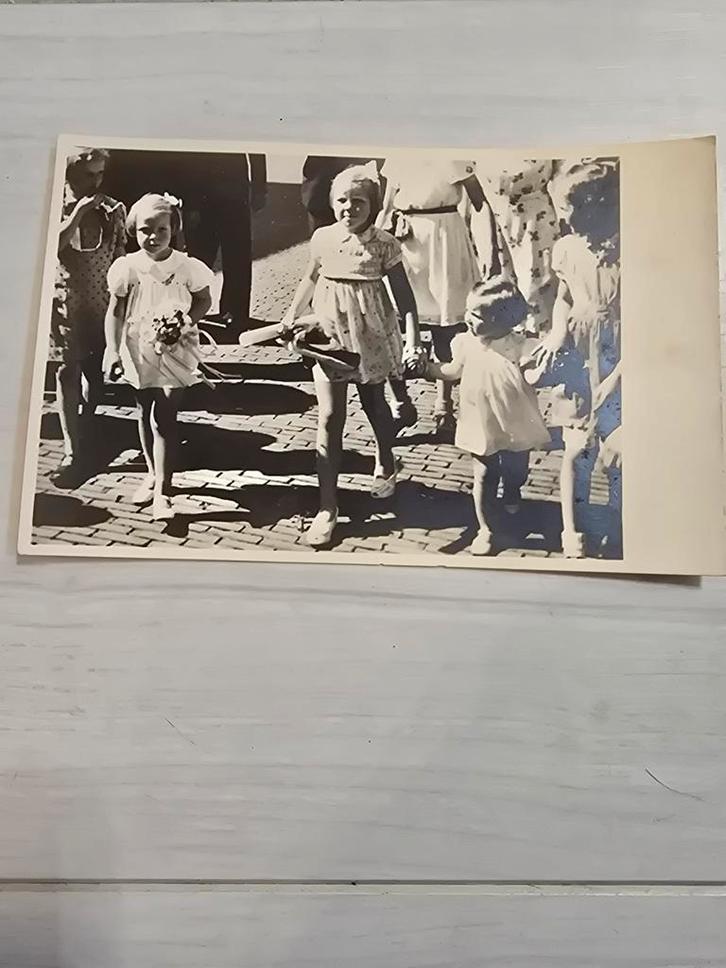 Oude Foto: Prinsesjes op Tuinfeest Soestdijk 1945, Verzamelen, Ansichtkaarten | Buitenland, Gelopen, België en Luxemburg, 1940 tot 1960