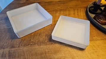 2 witte glazen kaarsenplateau's