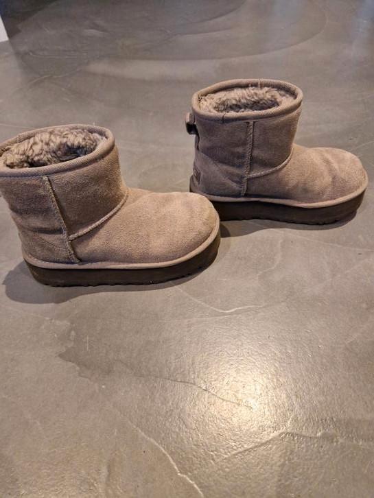 Ugg zgan maat 31, Kinderen en Baby's, Kinderkleding | Schoenen en Sokken, Zo goed als nieuw, Laarzen, Meisje, Ophalen of Verzenden