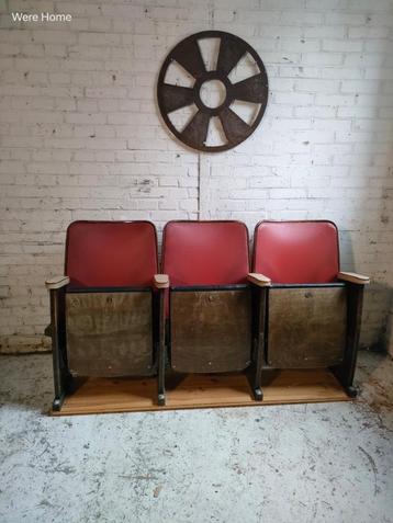 Oude bioscoopstoelen rij van 3 vinyl hout metaal beschikbaar voor biedingen