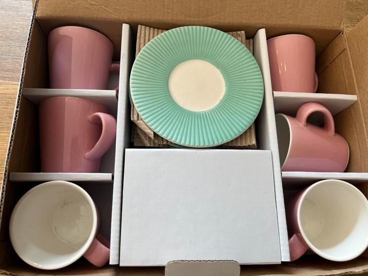 Fleurige set van 6 Lily cupcakes espresso kopjes/schoteltjes, Huis en Inrichting, Keuken | Servies, Zo goed als nieuw, Kop(pen) en/of Schotel(s)