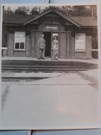 Oude Foto: Man en Vrouw bij Station - 1930 Uit Klarenbeek, Ophalen of Verzenden, Voor 1940, Gebruikt, Overige onderwerpen