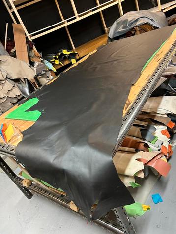 Zwarte kleur halve huid 1.2 mm dikte soepel en glad A-17 beschikbaar voor biedingen