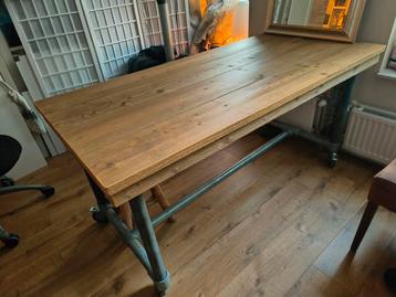 Prachtige licht houten tafel van steigerhout op wielen. beschikbaar voor biedingen