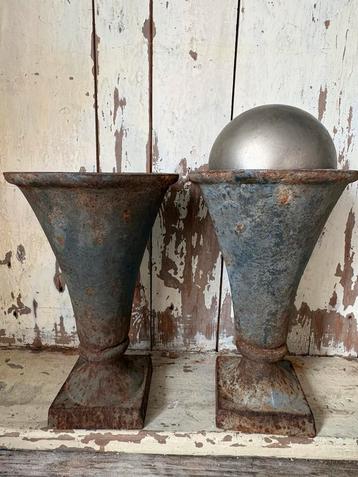 Set oude gietijzeren tuinvazen beschikbaar voor biedingen