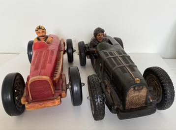 Twee oude race auto's van hout en een beetje ijzer beschikbaar voor biedingen