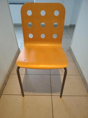 2 Stapelbare Essenhouten Eetkamerstoelen beschikbaar voor biedingen