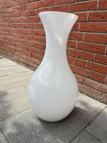 Melkwitte vaas beschikbaar voor biedingen
