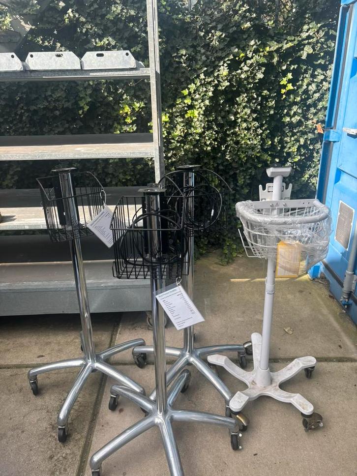 Te koop: Welch Allyn medische trolley – 4 stuks, Diversen, Verpleegmiddelen, Zo goed als nieuw, Ophalen
