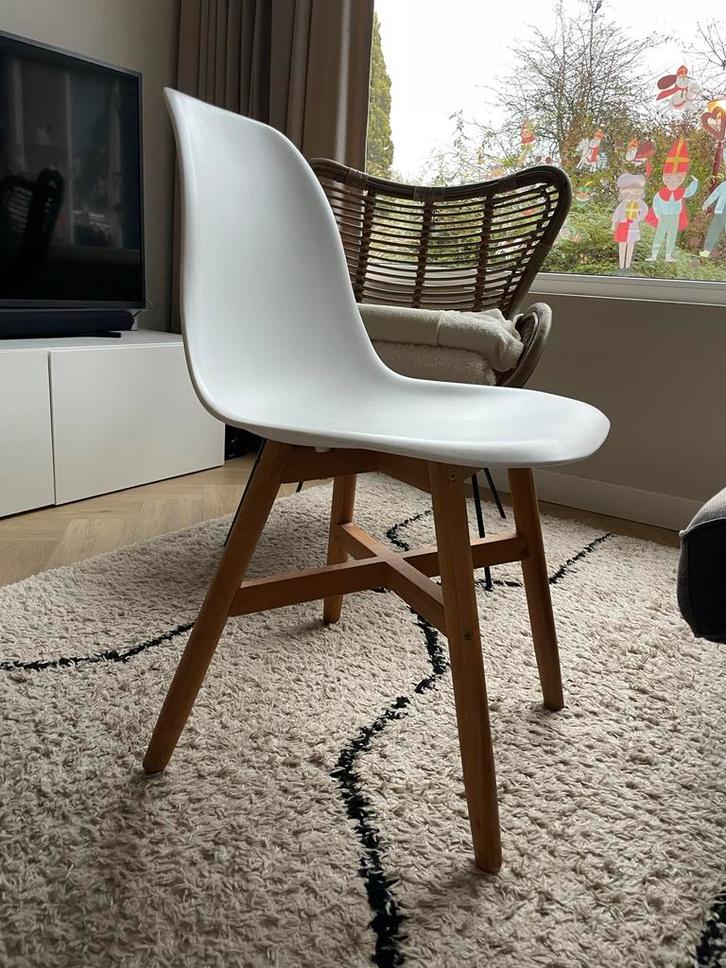 2x witte eetkamerstoelen - Kunststof & Hout, Huis en Inrichting, Stoelen, Gebruikt, Twee, Kunststof, Wit, Ophalen