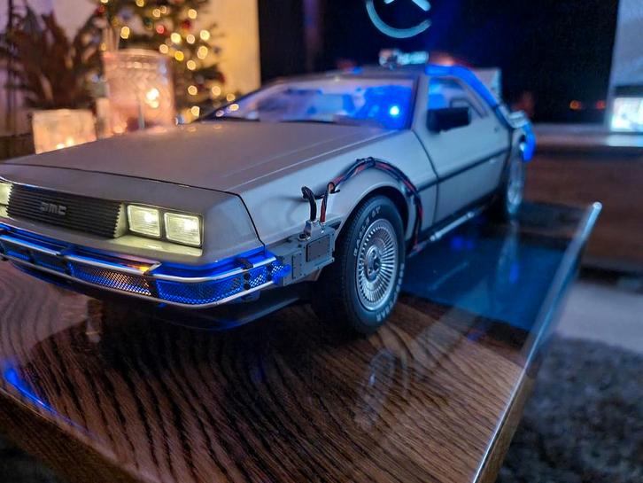 Delorean eaglemoss 1:8 met afstandsbediening en adapter., Hobby en Vrije tijd, Modelauto's | 1:24, Overige merken, Ophalen of Verzenden