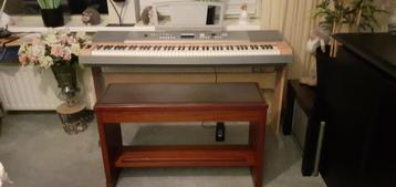 mooie YAMAHA DGX-620+standaard+pedaal+lessenaar+adapter beschikbaar voor biedingen