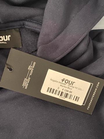 FOUR Hoodie NY Stamp achterkant /Nieuw met prijskaartje beschikbaar voor biedingen