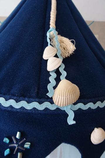 Een decoratieve klamboe voor kinderbedje beschikbaar voor biedingen