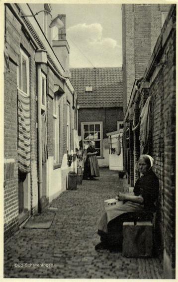 Oud-Scheveningen - steegje met vrouwen - 1935 gelopen beschikbaar voor biedingen