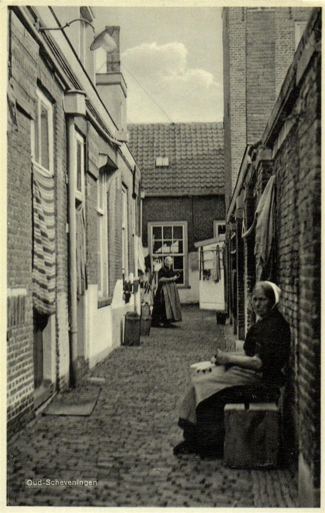 Oud-Scheveningen - steegje met vrouwen - 1935 gelopen, Verzamelen, Ansichtkaarten | Nederland, Ongelopen, Zuid-Holland, Voor 1920