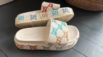 Gucci sandalen met logo beschikbaar voor biedingen