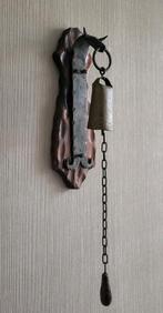 Oude ijzeren deurbel op bruin houten wandplaat - stierenkop, Ophalen of Verzenden