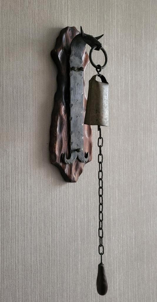 Oude ijzeren deurbel op bruin houten wandplaat - stierenkop, Antiek en Kunst, Antiek | Woonaccessoires, Ophalen of Verzenden