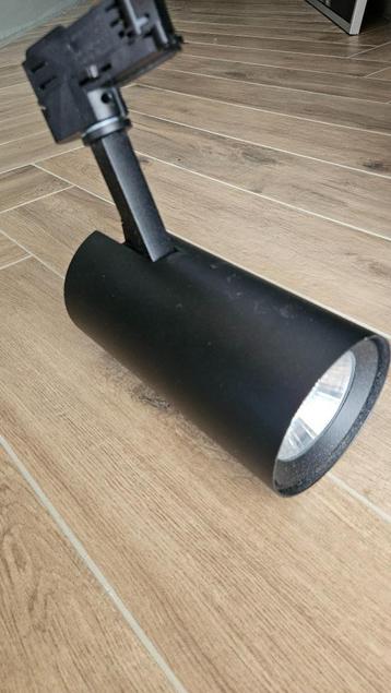 Railstraler Tubo LED medium zwart spots met DALI driver beschikbaar voor biedingen