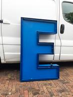 grote doosletters met blauwe neon neonlamp, Ophalen