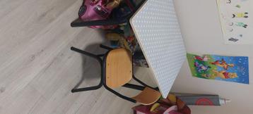 Kindertafel beschikbaar voor biedingen