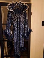 Mooie a-symetrische jurk met trompettermouw, Ophalen, Zo goed als nieuw, Overige typen